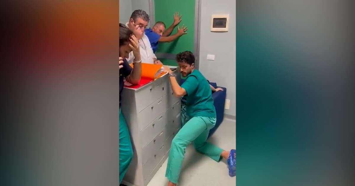 Sanitari si barricano in una stanza per salvarsi dalla furia dei parenti di una paziente deceduta: il video dal Policlinico di Foggia