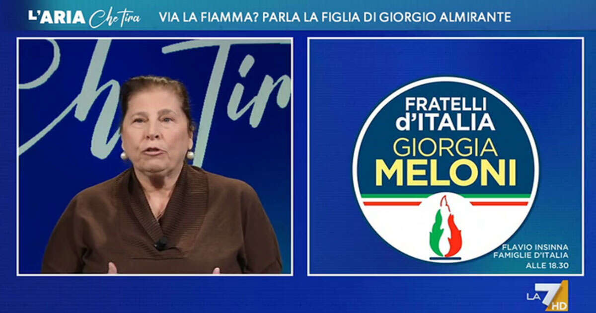 La figlia di Almirante contro Fratelli d’Italia a La7: “Ormai è un partito democristiano, abbia il coraggio di togliere la fiamma dal simbolo”