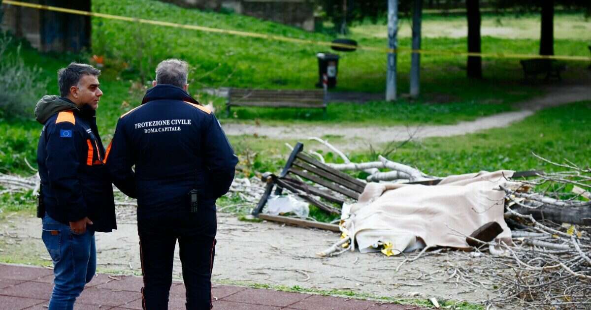 Roma, albero cade su un edificio e provoca la rottura di una tubatura del gas