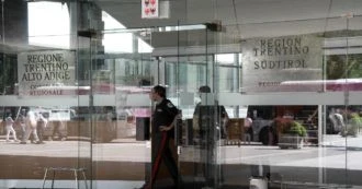 Trentino Alto Adige, salta l’usuale staffetta tra Kompatscher e Fugatti. Per colpa di una maglietta contestata da un consigliere leghista