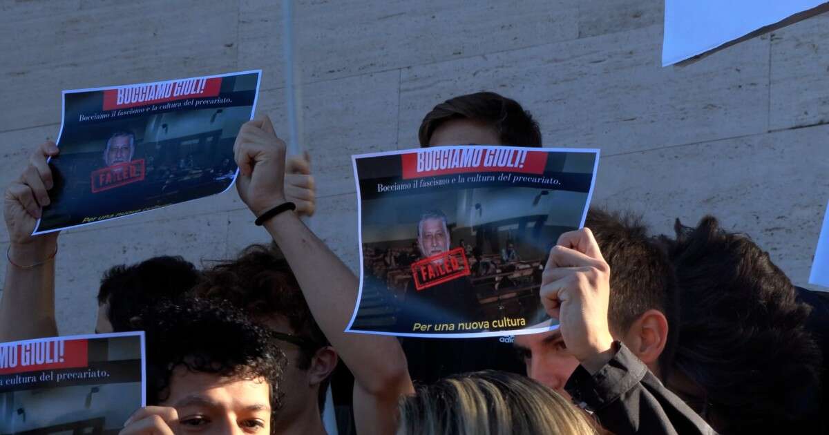 Giuli dà l’ultimo esame prima della laurea, proteste alla Sapienza: “Bocciamo noi il ministro, no al fascismo” – Video