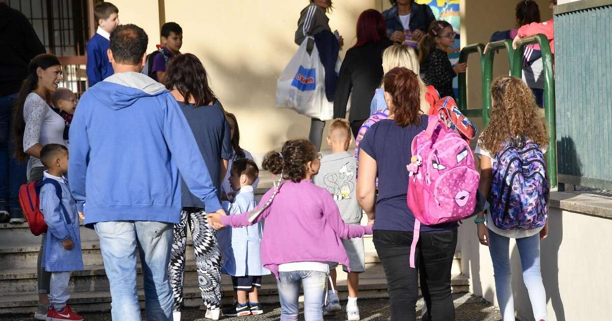 Cerca di entrare nelle scuole per molestare i bambini: 33enne fermato a Milano grazie alle segnalazioni di docenti e genitori