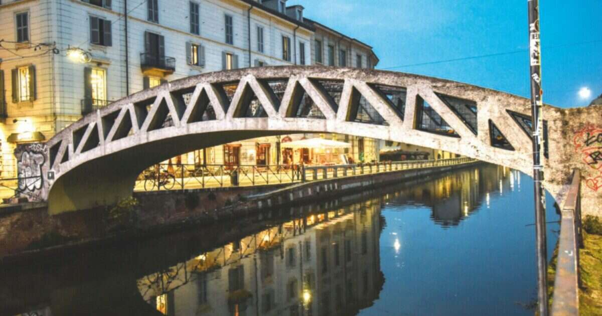 57enne si appoggia alla ringhiera e precipita nelle acque gelide del Naviglio: salvato dagli amici che erano con lui. Indaga la polizia