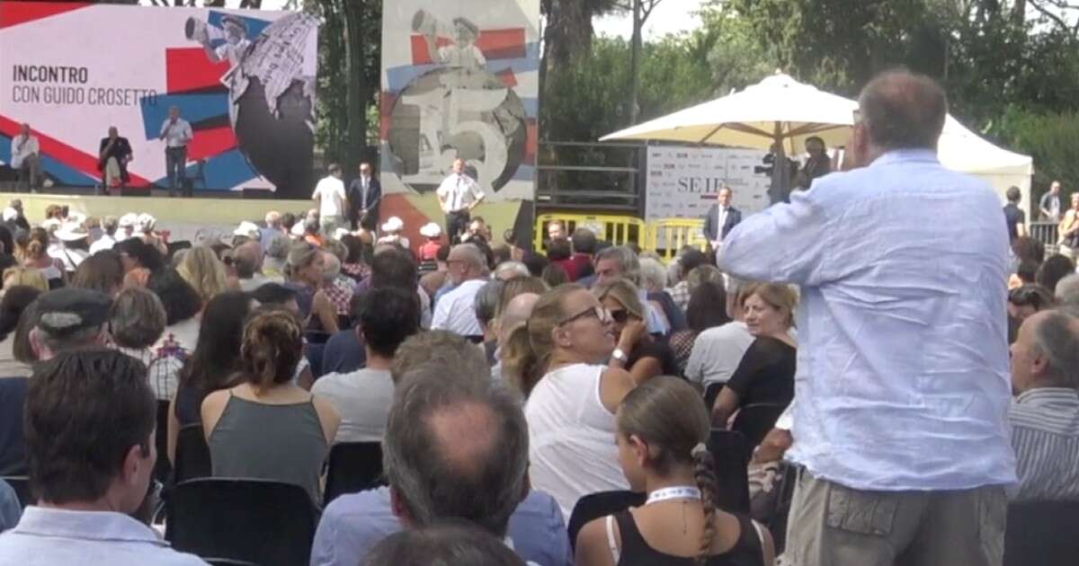 Il cartello “fermate le armi”, cori e bandiere della pace. L’Ucraina infiamma il dibattito con il ministro della Difesa Crosetto alla festa del Fatto