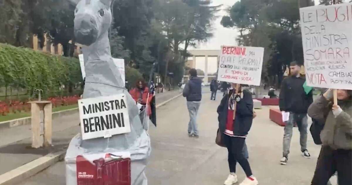 Sapienza, protesta degli studenti contro la ministra dell’Università Bernini: “Somara, dove sono i 60mila posti letto? Solo parole”