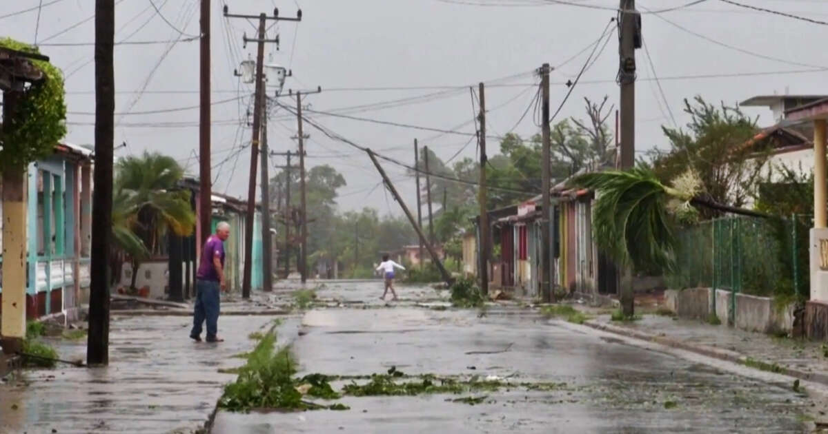 Cuba colpita dall’uragano Rafael, venti a 120 km/h e rete elettrica fuori uso: le immagini