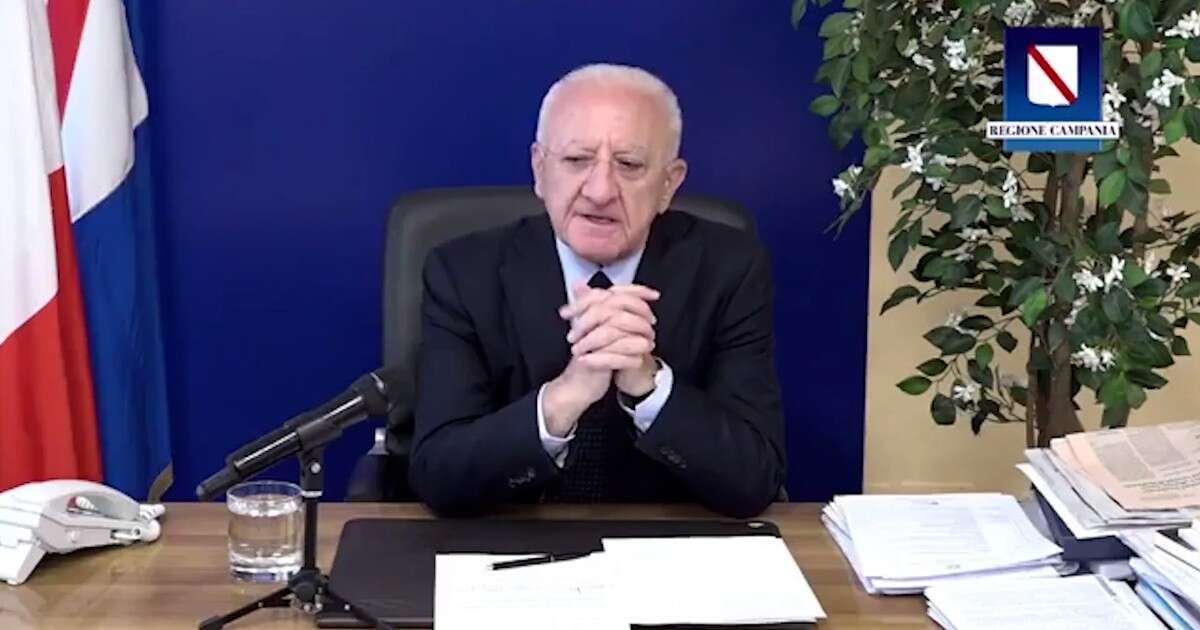 De Luca si improvvisa commentatore sportivo: “Eliminati agli ottavi…che tristezza, nazionale umiliante. Consoliamoci con partite più belle”