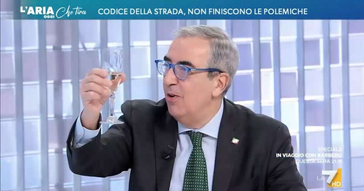 Nuovo codice della strada, Gasparri si sottopone all’alcol test e beve un prosecco in diretta a L’aria che tira