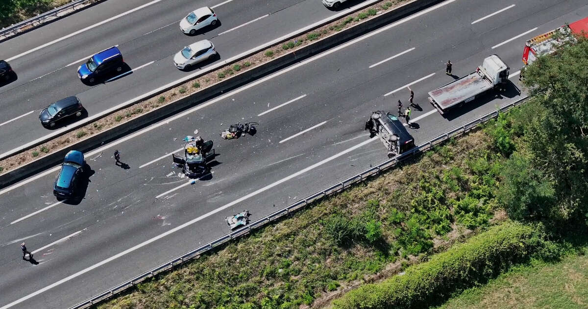 Incidente sulla A1 a Valmontone, coinvolti quattro veicoli: un morto e tre feriti. Le immagini dal drone