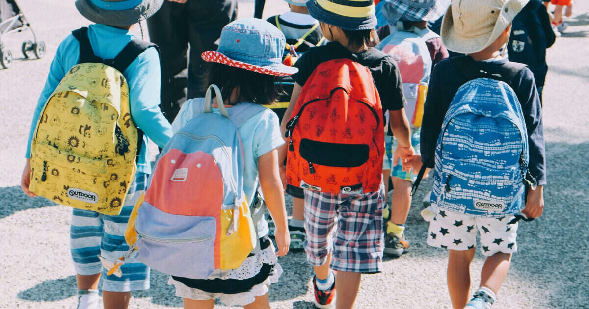 Bambini scappano dalla materna e tornano a casa: la mamma li riporta a scuola