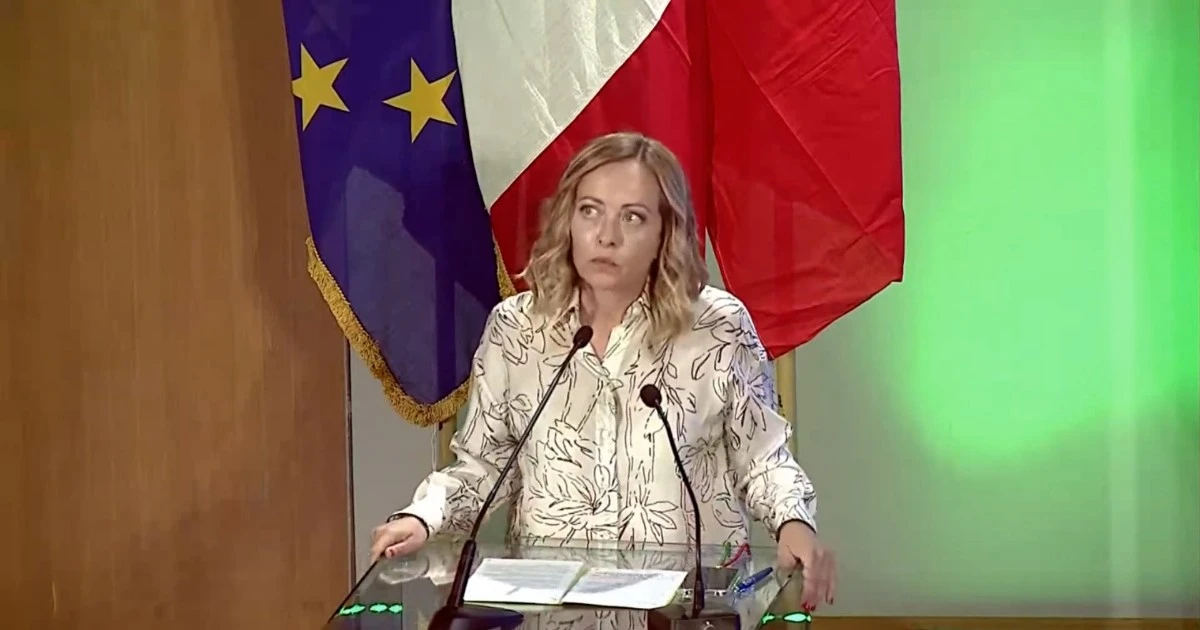 Meloni firma il piano per Bagnoli: “Sbaglia chi qui faceva solo assistenzialismo. Proteste? Capisco chi parla di passerelle, ma si può cambiare”