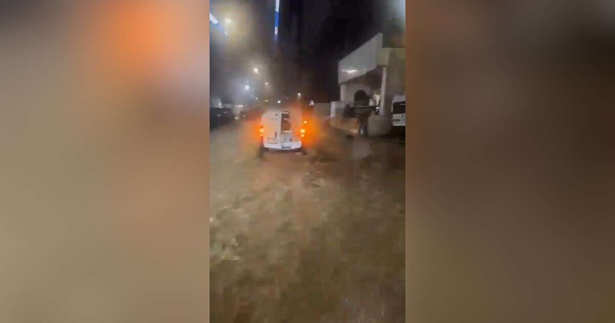 Nubifragio sull’isola di Ischia, strade come fiumi: la forza dell’acqua trascina via gli scooter in sosta