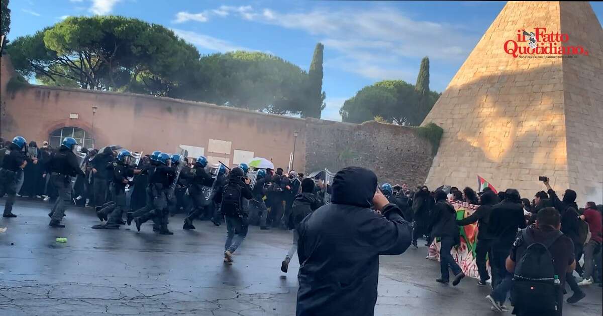 Cariche della polizia al corteo pro Palestina, usati anche gli idranti contro i manifestanti che lanciavano molotov e bombe carta – Video