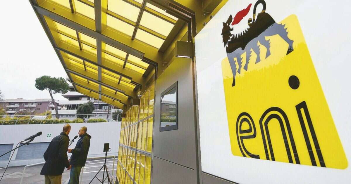 Eni, profitti in deciso calo nel 2024 (- 45%) ma il dividendo sale. Il titolo arretra in borsa dopo i dati