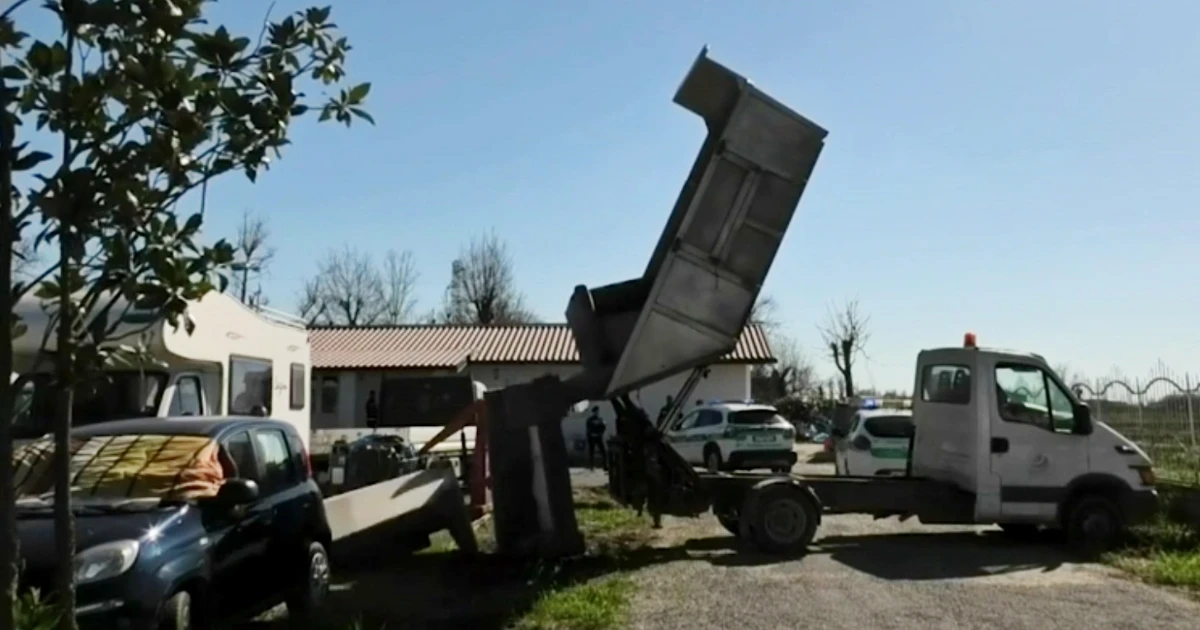 Abbandona due divani sulla strada, la polizia lo individua e glieli scarica davanti a casa: il video dalla Bergamasca