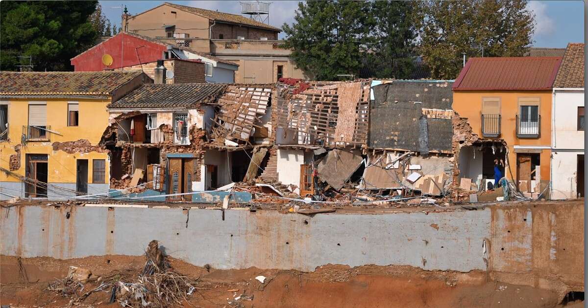 Alluvione a Valencia, edifici sventrati e ponti crollati a Picanya: le immagini della città distrutta