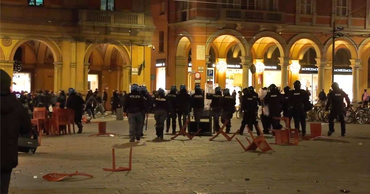 Corteo per Ramy Elgaml, le immagini dei tafferugli a Bologna: lanciate sedie e oggetti, in frantumi alcune vetrine