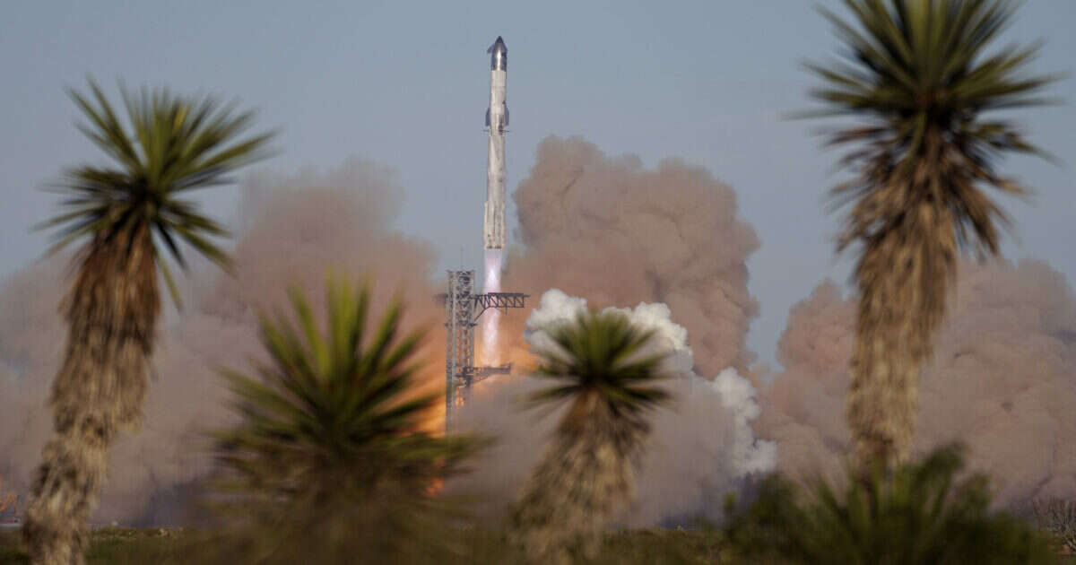 SpaceX, l’astronave Starship di Elon Musk esplode in volo: “Incendiata e distrutta”. Decine di voli dirottati e ritardati per i detriti