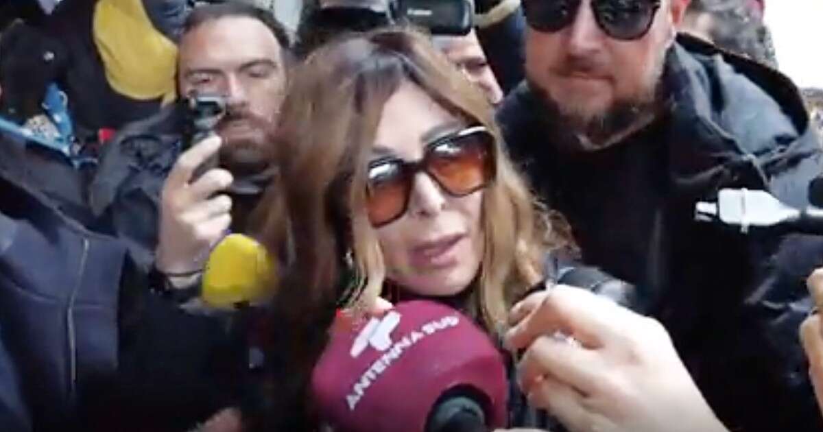 Direzione FdI, ressa e caos all’arrivo di Daniela Santanchè. Ma lei dice: “Non ho niente da dichiarare”