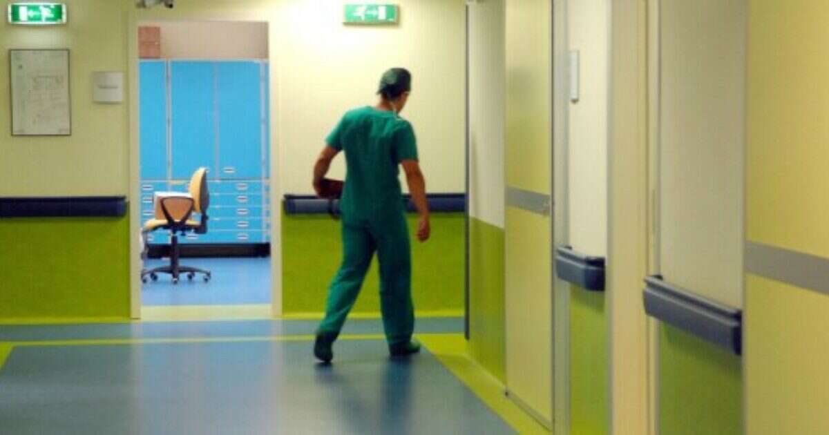 Accusati di avere spiato 70 infermiere e dottoresse nelle docce dell’ospedale: 3 tecnici a processo