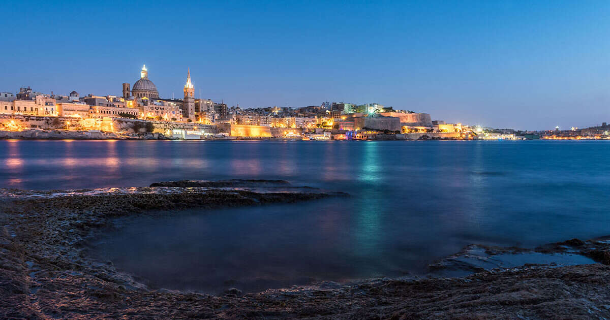 Malta, 18enne italiana precipita dal balcone mentre è in vacanza con il fidanzato: si indaga per violenza domestica