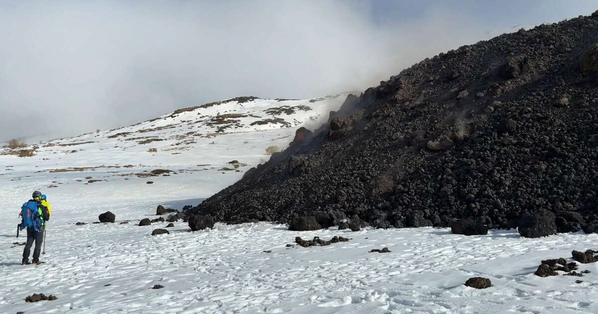 A un passo dalla colata lavica dell’Etna: rotolano massi incandescenti dal cratere di sud-est. Il video