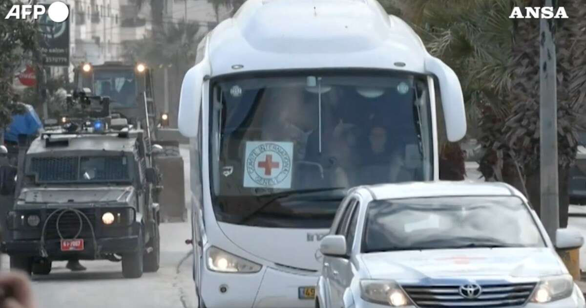 Arrivano in Cisgiordania i palestinesi liberati dalla prigione di Ofer. A bordo di un bus della Croce Rossa scortato dall’esercito