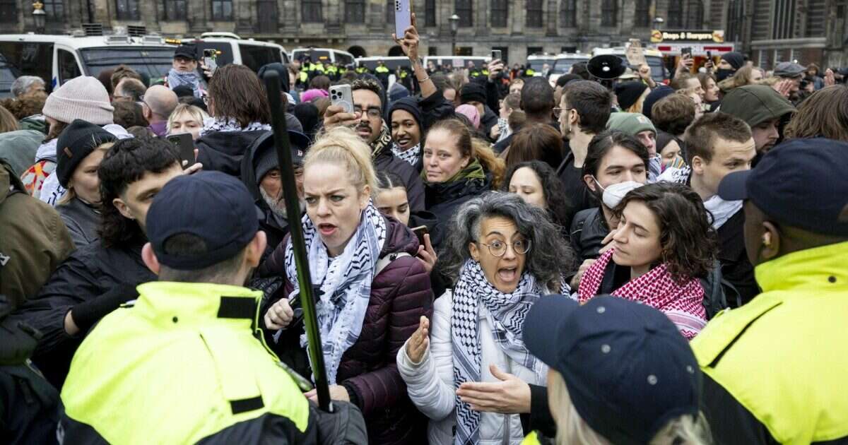 Corteo non autorizzato ad Amsterdam dopo gli scontri con i tifosi israeliani: almeno 100 arresti tra manifestanti pro Palestina