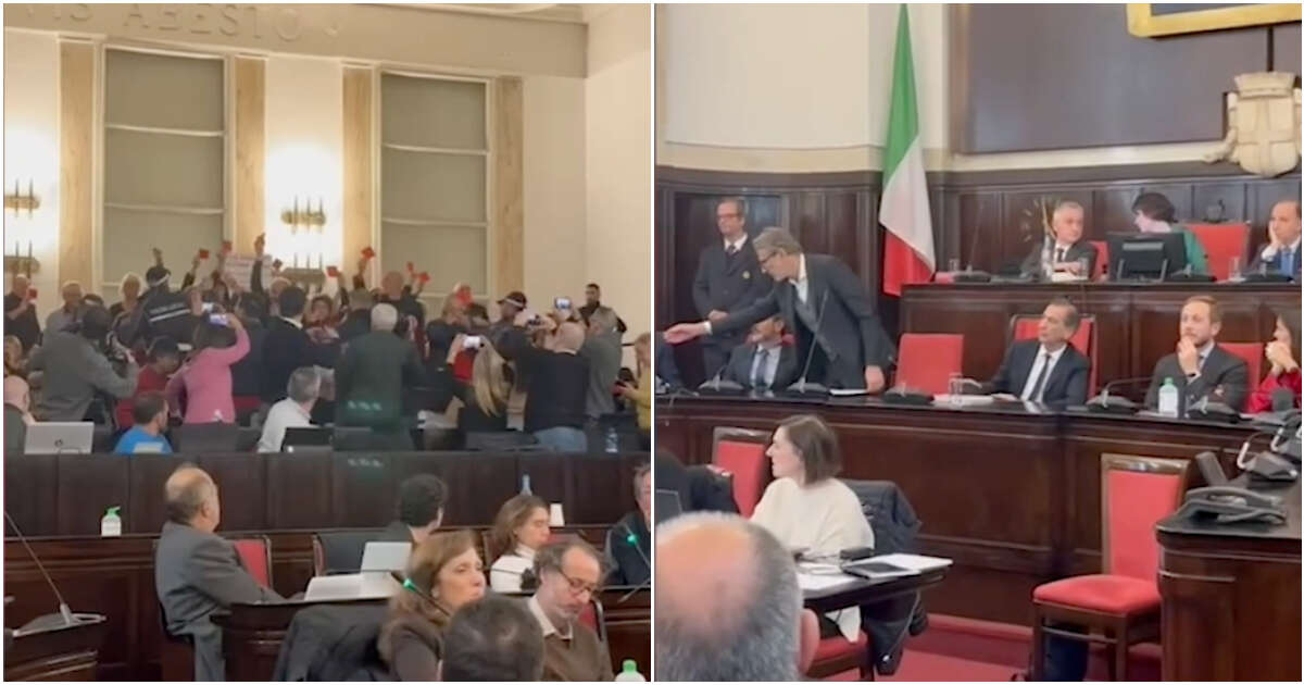 Sala contestato in Consiglio comunale, la protesta dei cittadini per lo stadio di San Siro: cartellini rossi e fischi al sindaco