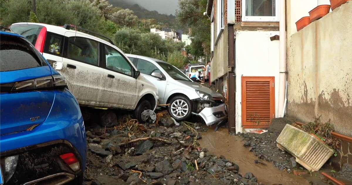 Nubifragio nel Messinese, a Zafferia un fiume di fango e detriti travolge le auto