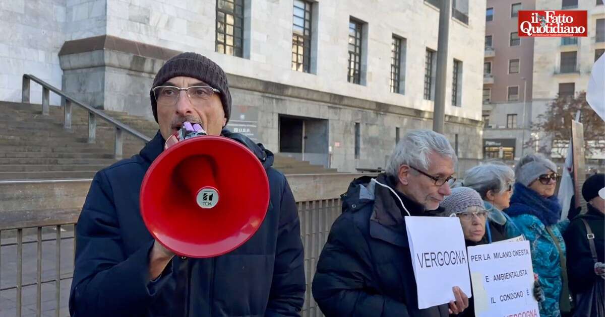 “La festa dei costruttori e la disperazione dei cittadini, ora la città avrà molti soldi in meno per i servizi”: il sit-in contro il Salva Milano