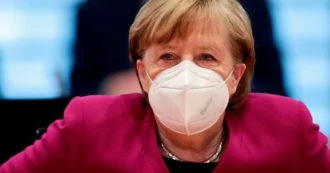 Angela Merkel si vaccina con la seconda dose eterologa: dopo Astrazeneca riceve Moderna
