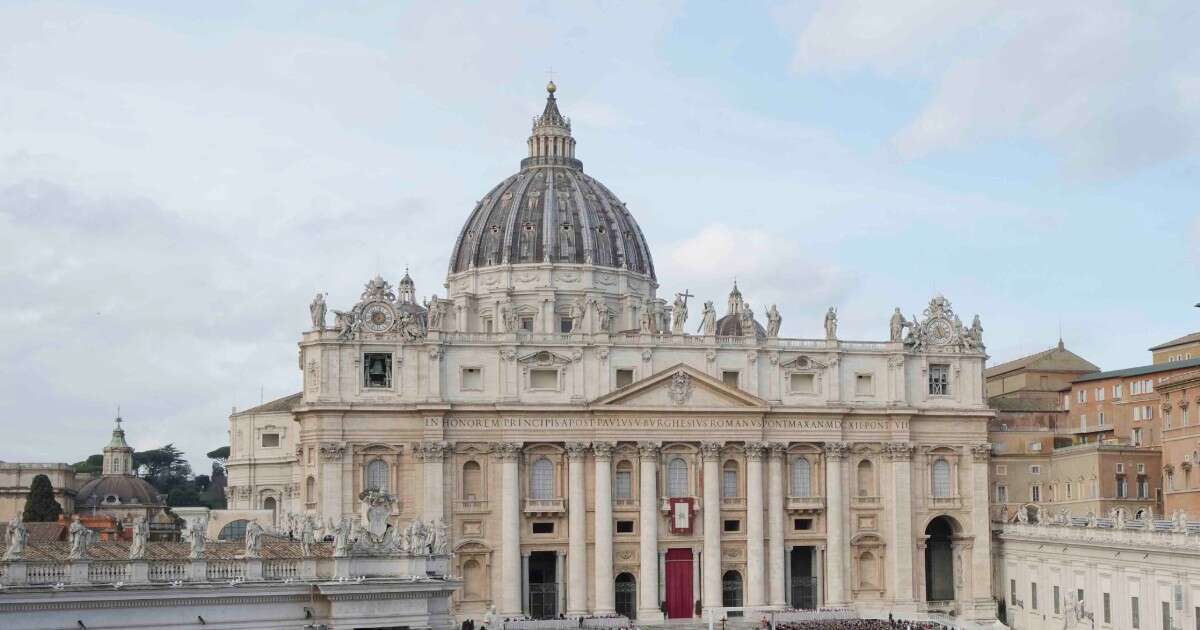 Il Papa scrive dall’ospedale: “Vi ringrazio per l’affetto e la preghiera”. La sua omelia per gli artisti letta durante la messa a San Pietro