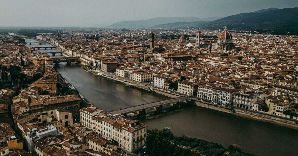 La nuova tecnica dei ladri in azione a Firenze: il cartello con l’indicazione in inglese di non chiudere la porta a chiave