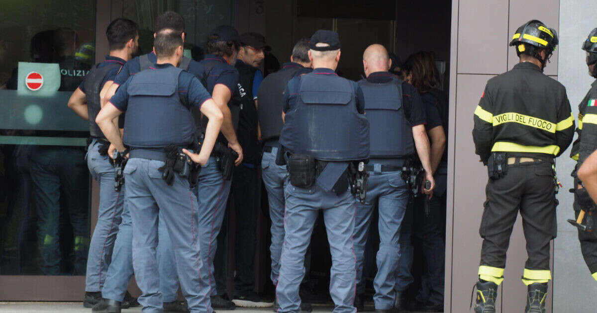 Vicenza, sfondano il muro del garage della banca e tentano un furto. Ma scappano senza rubare nulla prima dell’irruzione della Polizia