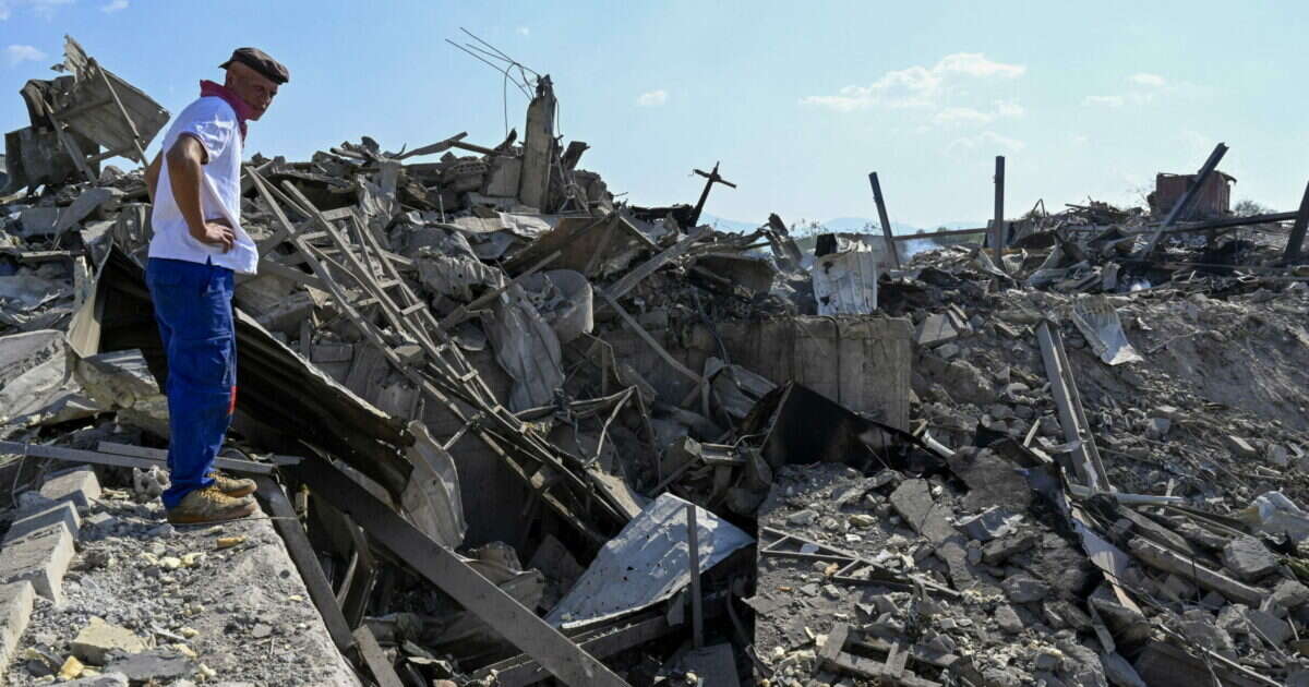 Libano, massicci attacchi israeliani su Beirut. 5 soldati Unifil feriti a Sidone: “L’obiettivo era un’auto, la pattuglia era sulla stessa corsia”