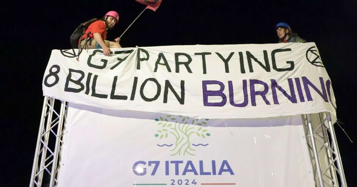 G7, attivista di Extinction Rebellion si sente male durante protesta: “Un agente ha stretto la catena”. La questura smentisce