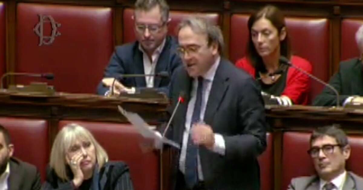 L’ironia di Bonelli a Meloni: “Solidarietà per banchi Lega vuoti. Il motivo sono i ritardi dei treni? Oggi l’Italia è piena di chiodi…”