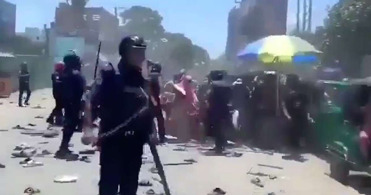 Continuano i disordini in Bangladesh, scontri tra manifestanti e polizia: gli agenti aprono il fuoco a Dacca. Il video dei disordini