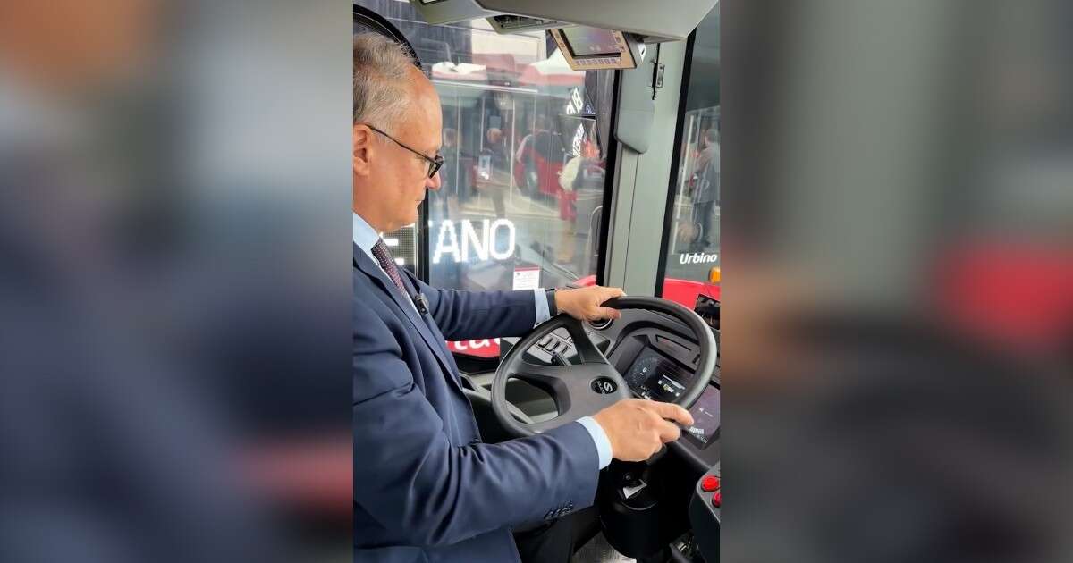 Gualtieri versione influencer, fa lo spacchettamento “asmr” dei nuovi autobus per Roma: “Andiamoli a vedere insieme” – Video