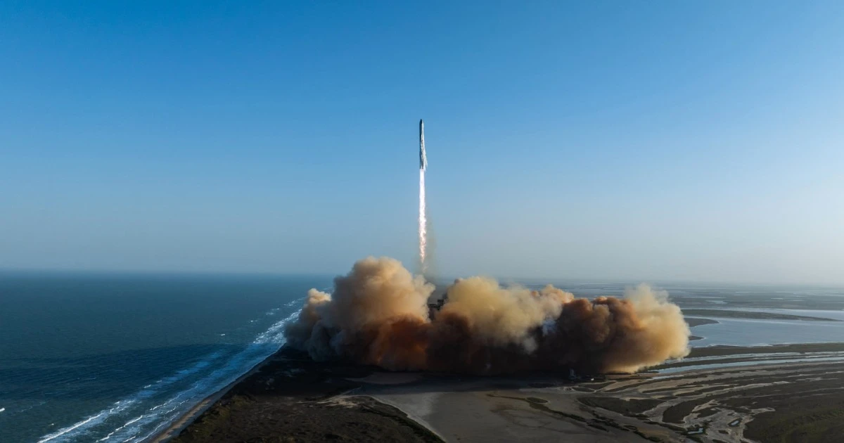 Space X, esplosa poco dopo il decollo la capsula del razzo di Starship. Pioggia di detriti, voli bloccati in diversi aeroporti Usa