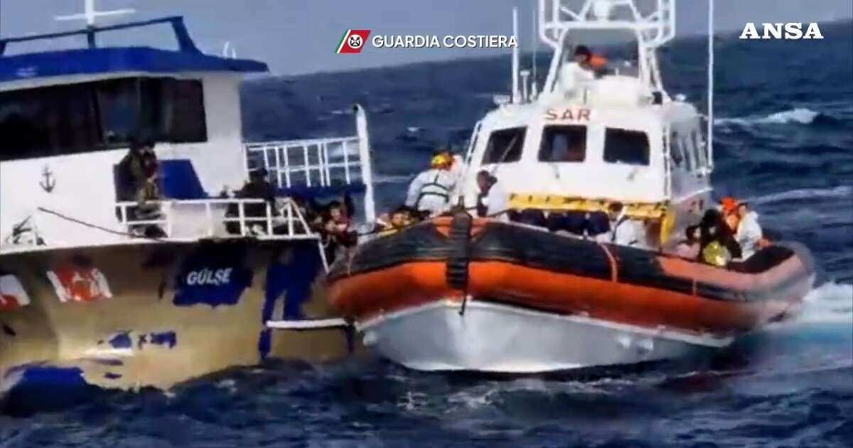 Guardia costiera salva 130 migranti al largo di Crotone: le immagini dell’operazione in balia delle onde alte sei metri