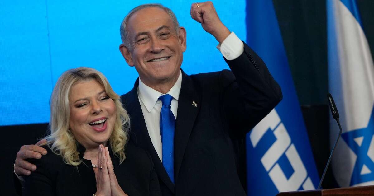 Israele, aperta un’inchiesta sulla moglie di Netanyahu: “Ha cercato di intimidire un testimone nel caso di corruzione del marito”