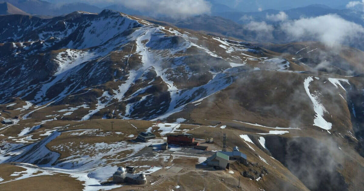 Alpinisti dispersi sul Gran Sasso, riprendono i soccorsi con il rischio valanghe e l’incognita maltempo: il piano del sorvolo in elicottero