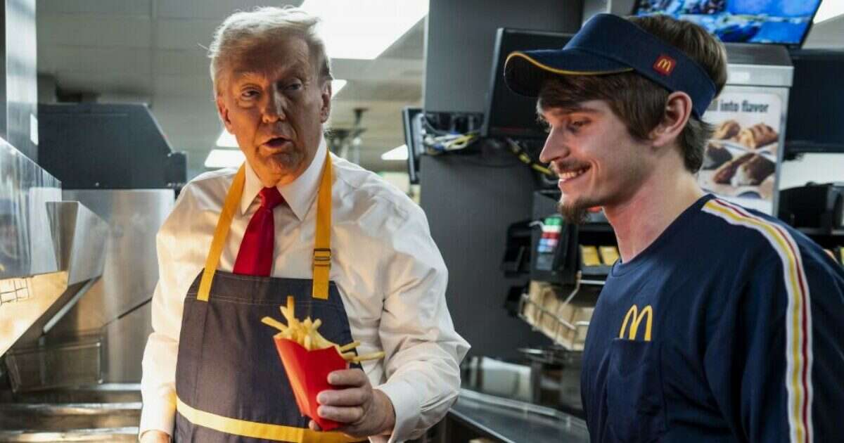 Trump serve i clienti al McDonald’s, ma sono tutte comparse: svelata la farsa elettorale di The Donald