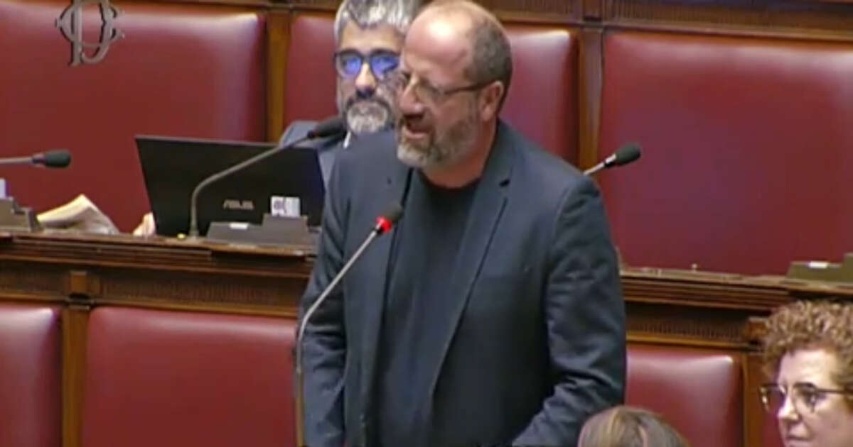 Il voto in condotta? Iaria (M5s) sfotte il governo: “Tre a Lollobrigida che ferma il treno, due a Santanché e zero a Sgarbi…”