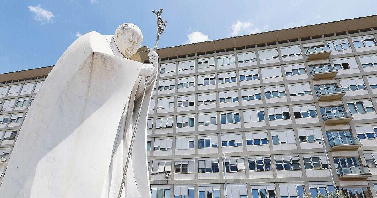 Papa Francesco, ennesima “notte tranquilla” al Gemelli a due settimane dal ricovero per polmonite bilaterale