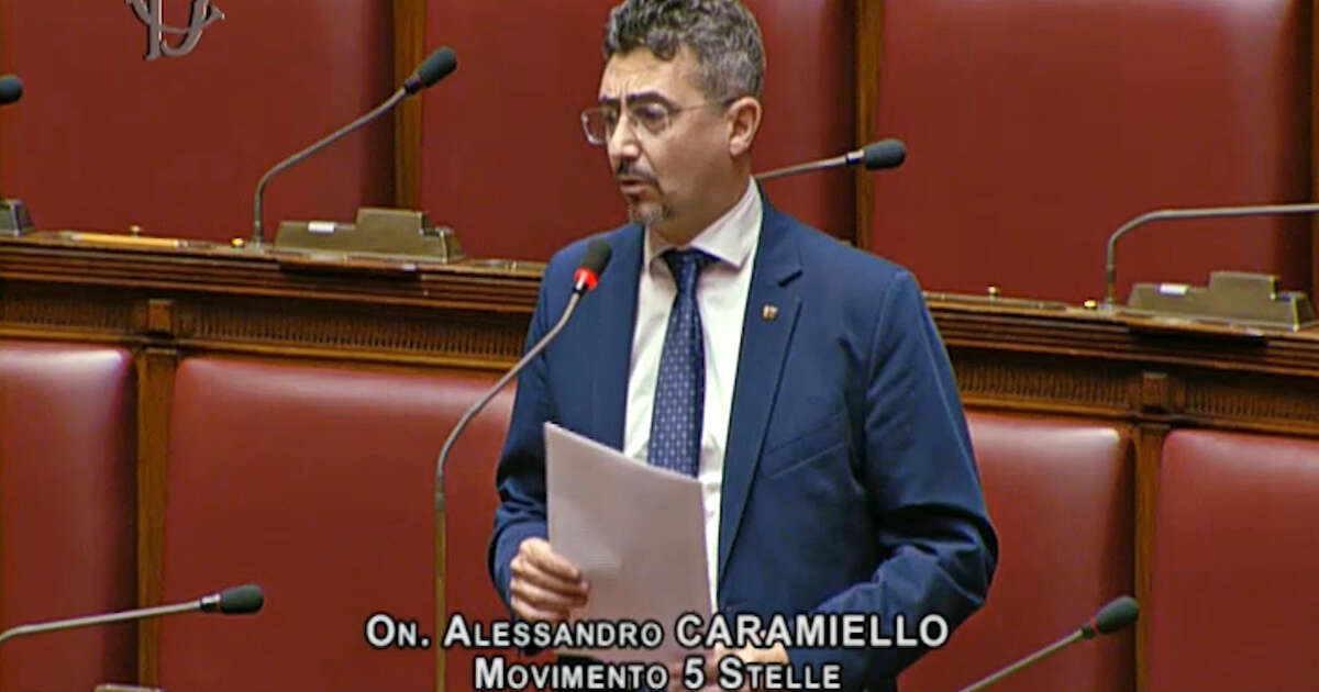 Dema, Caramiello (M5s) attacca il governo: “Assenza vergognosa al tavolo di crisi, Urso mette la testa sotto la terra come gli struzzi”