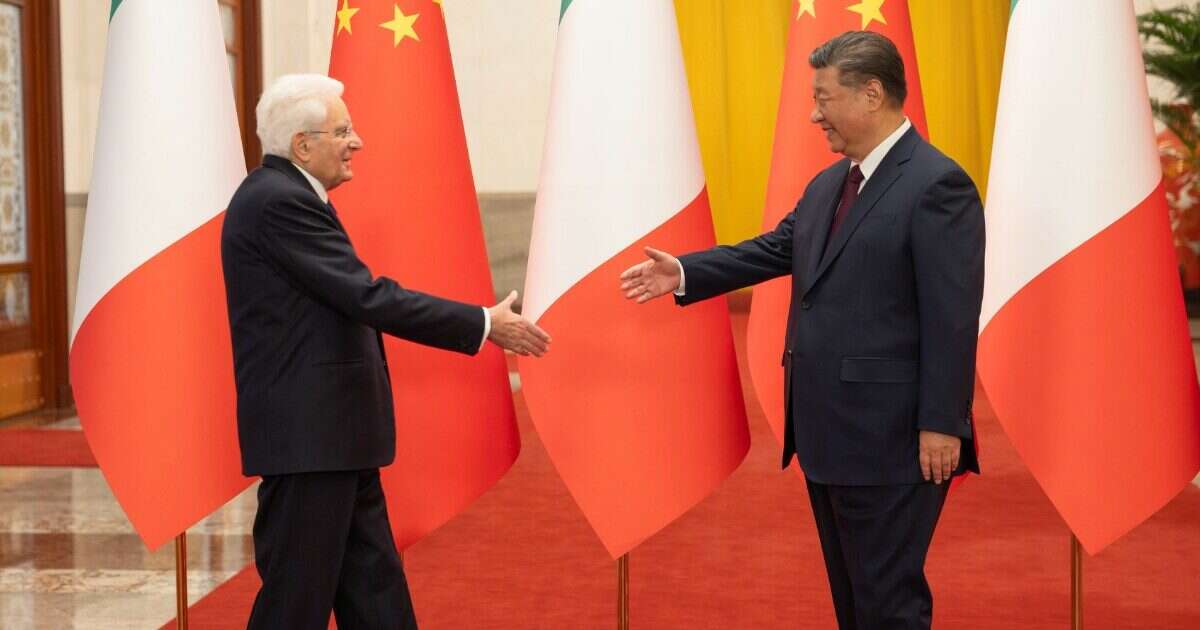 Mattarella, intesa con Xi in Cina: “Il confronto evita anacronistici ritorni a blocchi contrapposti”. Dieci accordi (pure sul cinema)