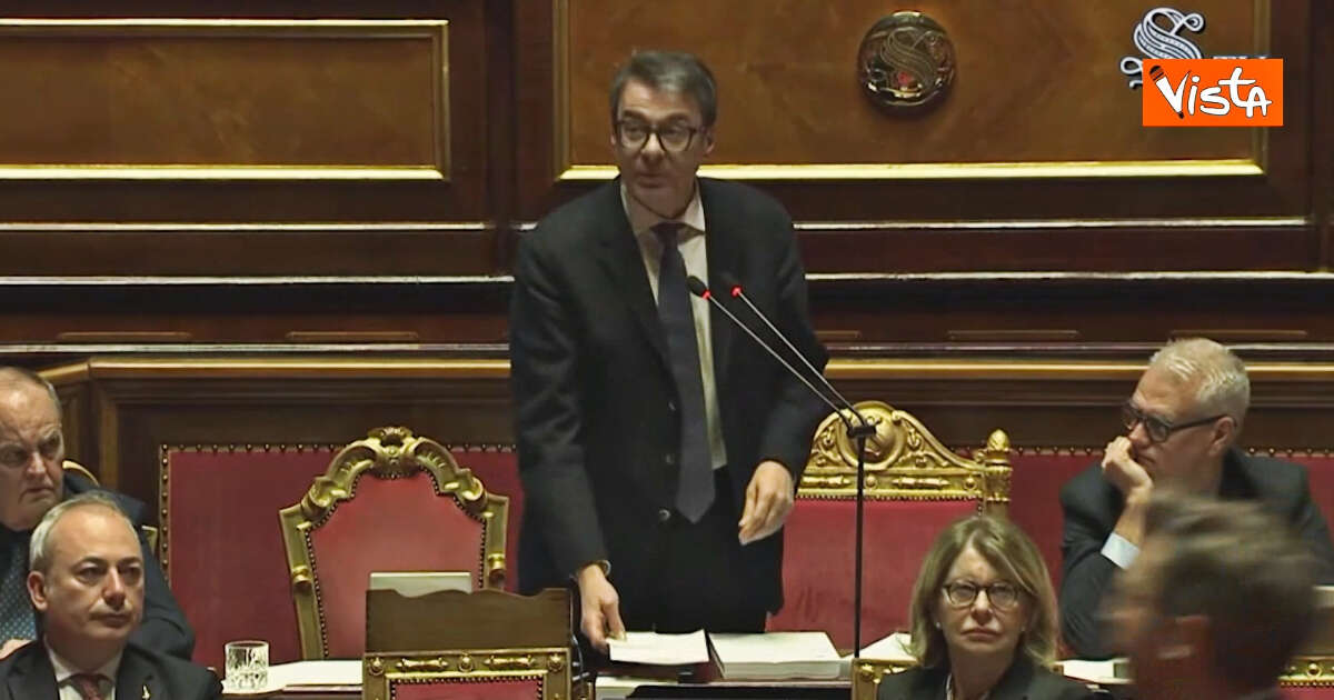 Manovra, Giorgetti prende la parola ma viene interrotto e contestato da Renzi: interviene La Russa – Video